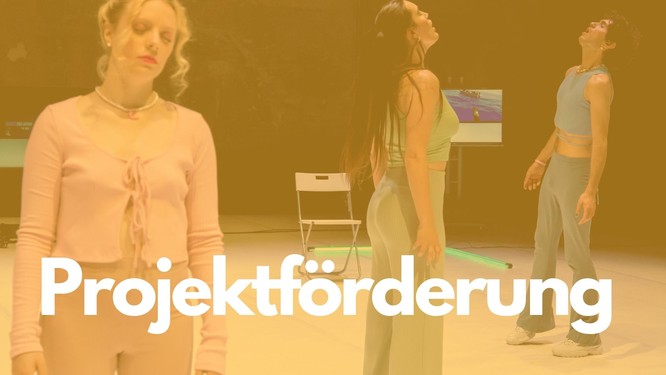 Titelbild: Drei Frauen auf der Bühne bei einer Performance, Foto mit gelbem Overlay und Beschriftung: Projektförderung