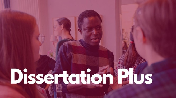 Foto von einem jungen Mann im Gespräch. Über dem Foto liegt ein rotes Overlay mit de Text: Dissertation Plus.