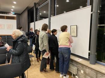 Foto von Besuchenden in der Ausstellung von Simone.