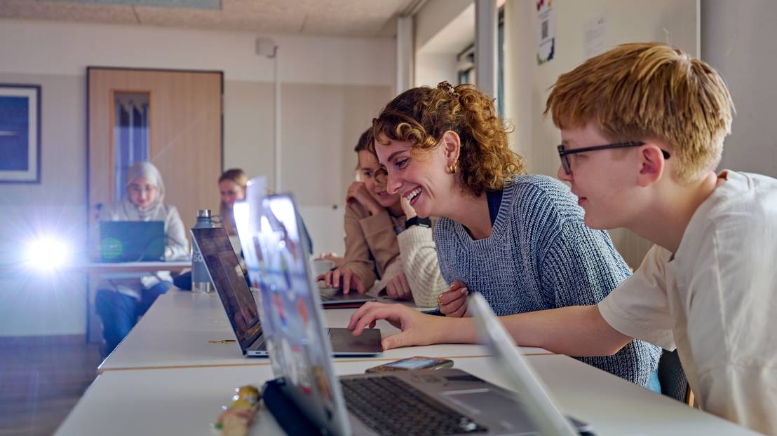 mehrere Stipendiat:innen vor Laptops arbeitend