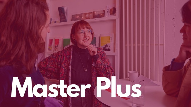 Foto von einer jungen Frau an einem Stehtisch. Über dem Foto liegt ein rotes Overlay mit dem Text: Master Plus.