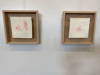 Foto von zwei Arbeiten von Simone Kesting in quadratischen Rahmen.