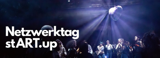 Foto einer Performance. Darauf steht: Netzwerktag stART.up