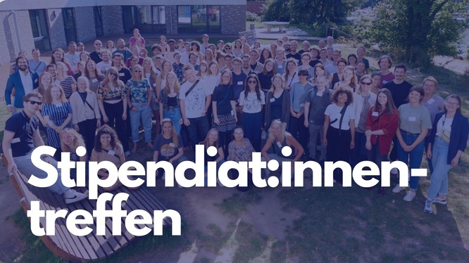 Großes Gruppenfoto mit Stipendiatinnen. Darauf ein blaues Overlay mit dem Text: Stipendiat:innentreffen