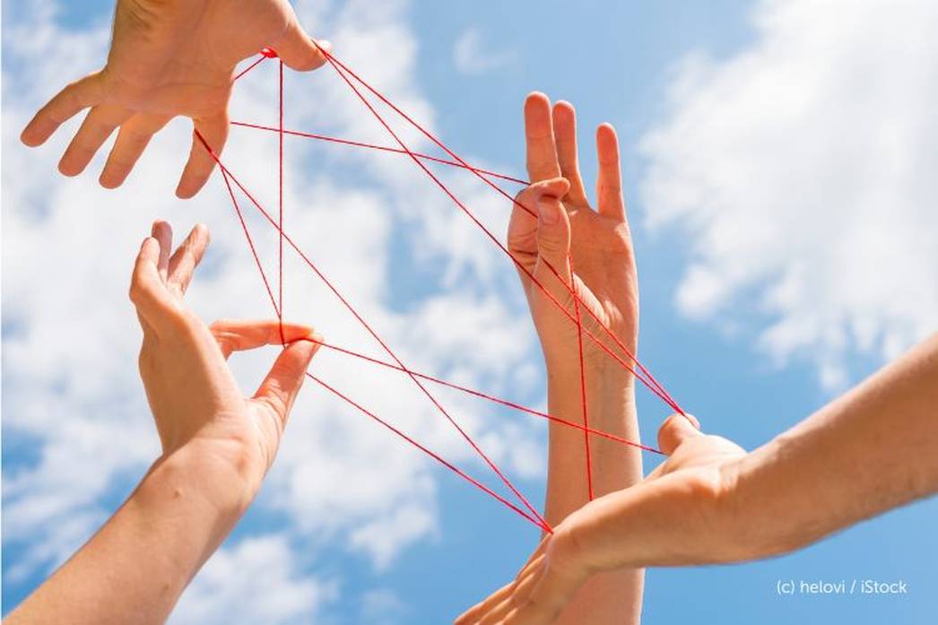 Foto mit vier Händen vor blauem Himmel mit weißen Wölkchen, rote Fäden spinnend