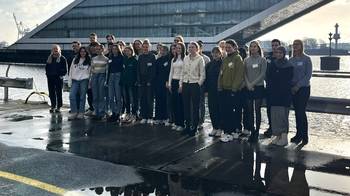 Gruppenbild der B-First-Stipendiat:innen vor Elbpanorama