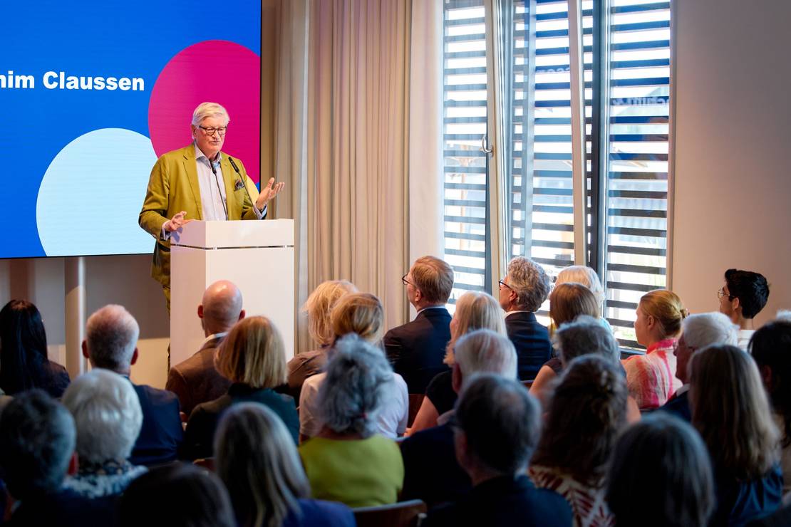 Foto von Georg Joachim Claussen auf der Bühne. Er hält eine Rede.