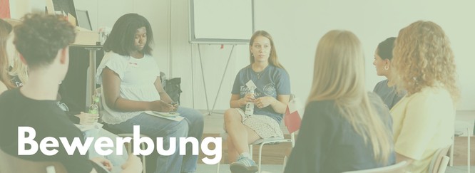 Titelbild: Stipendiat:innen im Workshop, Foto mit grünem Overlay und der Beschriftung: Bewerbung