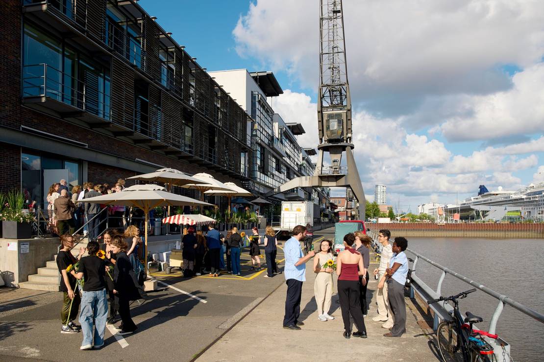 Foto vom Vorplatz der Stiftung, am Rand steht ein Eiswagen.