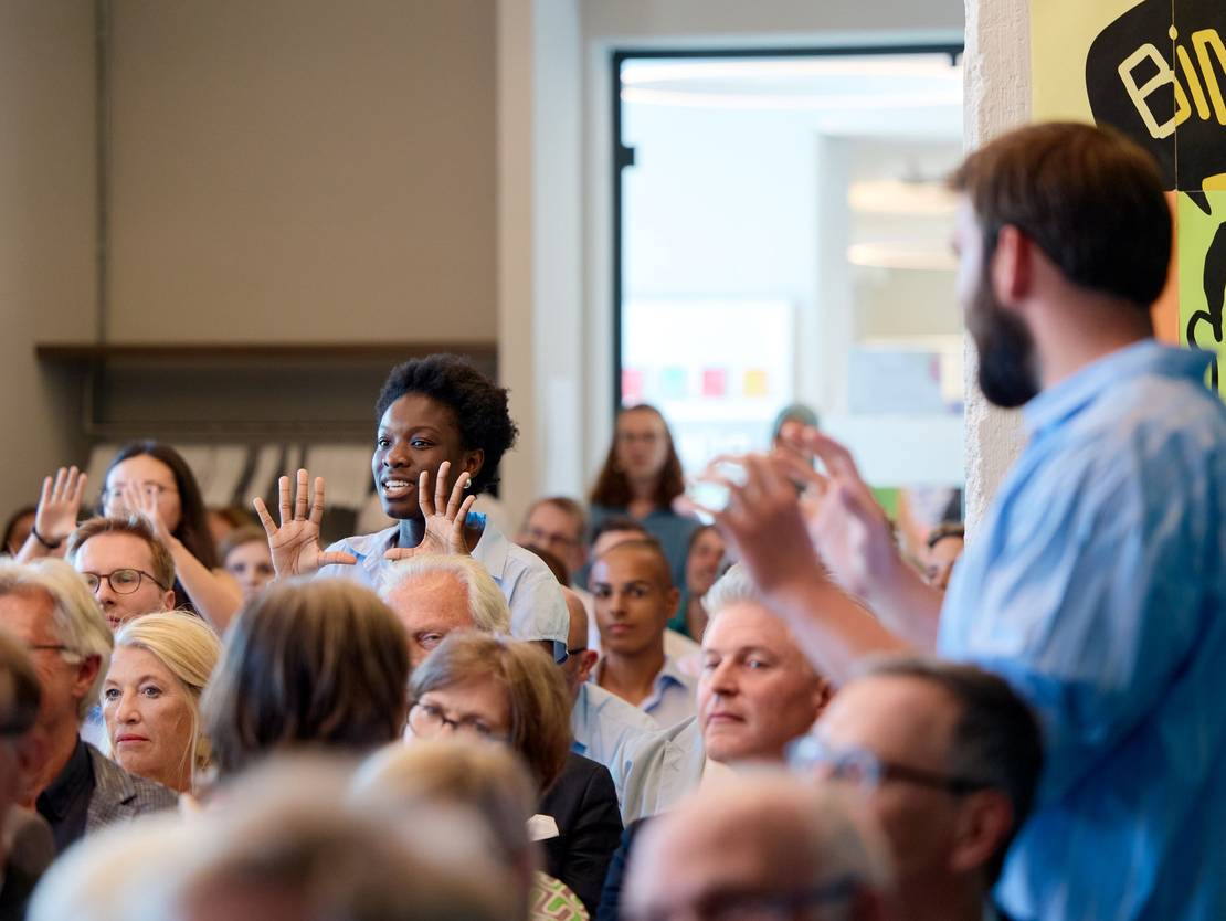 Foto vom Publikum des Bühnenprogramms.