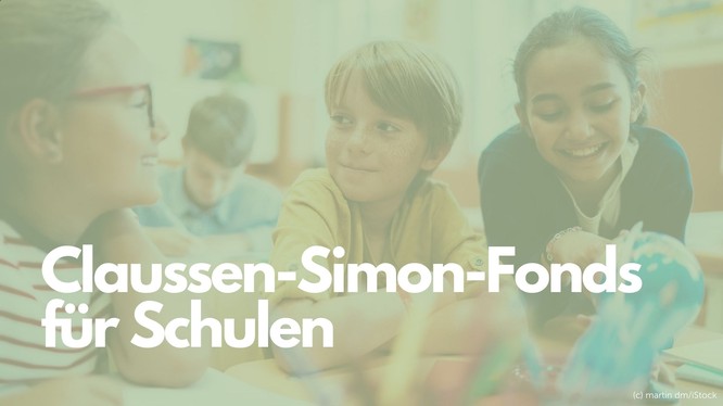 Titelbild mit Kindern an einem Arbeitstisch, über dem Bild liegt ein grünes Overlay mit dem Text: Claussen-Simon-Fonds für Schulen