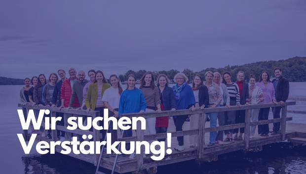 Foto vom Team. Darauf die Schrift: Wir suchen Verstärkung